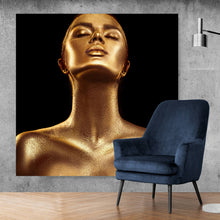 Lade das Bild in den Galerie-Viewer, Aluminiumbild gebürstet Frau in Gold No.1 Quadrat
