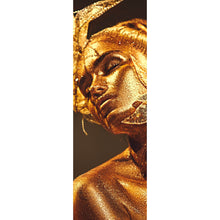 Lade das Bild in den Galerie-Viewer, Aluminiumbild gebürstet Frau in Gold Panorama Hoch
