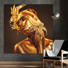 Lade das Bild in den Galerie-Viewer, Aluminiumbild gebürstet Frau in Gold Quadrat
