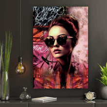 Lade das Bild in den Galerie-Viewer, Poster Frau mit Brille Modern Art Hochformat
