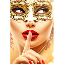 Lade das Bild in den Galerie-Viewer, Aluminiumbild gebürstet Frau mit goldener Maske No.2 Hochformat

