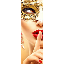 Lade das Bild in den Galerie-Viewer, Leinwandbild Frau mit goldener Maske No.2 Panorama Hoch
