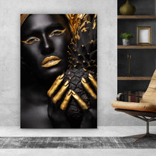 Lade das Bild in den Galerie-Viewer, Aluminiumbild Frauenportrait Schwarz mit Gold Hochformat
