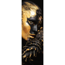 Lade das Bild in den Galerie-Viewer, Aluminiumbild gebürstet Frauenportrait Schwarz mit Gold No.2 Panorama Hoch
