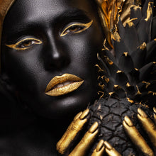 Lade das Bild in den Galerie-Viewer, Aluminiumbild Frauenportrait Schwarz mit Gold Quadrat

