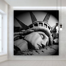 Lade das Bild in den Galerie-Viewer, Acrylglasbild Freiheitsstatue am Boden Quadrat
