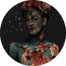 Lade das Bild in den Galerie-Viewer, Aluminiumbild gebürstet Frida Vintage mit Blumen Kreis
