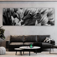 Lade das Bild in den Galerie-Viewer, Leinwandbild Frühlingsblumen in Schwarz Weiß Panorama
