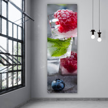Lade das Bild in den Galerie-Viewer, Aluminiumbild Gefrorene Beeren in Eiswürfeln Panorama Hoch
