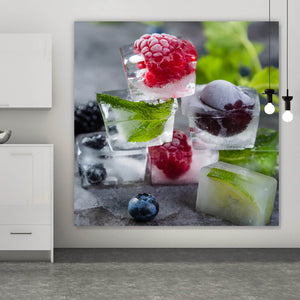 Spannrahmenbild Gefrorene Beeren in Eiswürfeln Quadrat