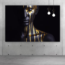 Lade das Bild in den Galerie-Viewer, Poster Geheimnisvolle Frau mit Gold Querformat
