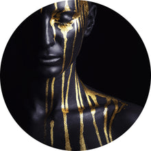 Lade das Bild in den Galerie-Viewer, Aluminiumbild Geheimnisvolle Frau mit Gold Kreis
