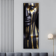 Lade das Bild in den Galerie-Viewer, Aluminiumbild gebürstet Geheimnisvolle Frau mit Gold Panorama Hoch
