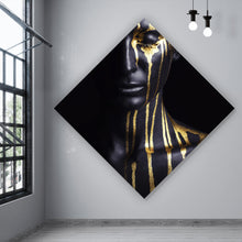 Lade das Bild in den Galerie-Viewer, Aluminiumbild gebürstet Geheimnisvolle Frau mit Gold Raute
