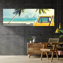 Lade das Bild in den Galerie-Viewer, Aluminiumbild Gelber Oldtimer am Strand Panorama
