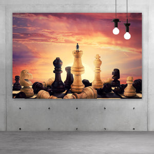 Poster Gigantische Schachfiguren vor Sonnenaufgang Querformat