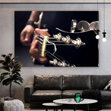 Lade das Bild in den Galerie-Viewer, Aluminiumbild gebürstet Gitarre spielen Nahaufnahme Querformat
