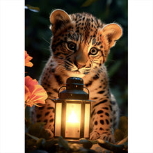 Lade das Bild in den Galerie-Viewer, Leinwandbild Goldiges kleines Leopardenkind Hochformat
