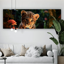 Lade das Bild in den Galerie-Viewer, Spannrahmenbild Goldiges kleines Leopardenkind Panorama
