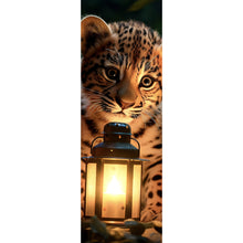Lade das Bild in den Galerie-Viewer, Poster Goldiges kleines Leopardenkind Panorama Hoch
