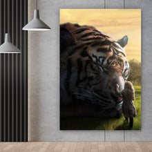 Lade das Bild in den Galerie-Viewer, Aluminiumbild gebürstet Großer Tiger mit Frau Hochformat
