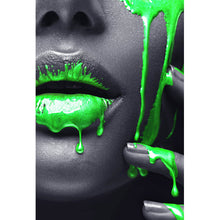 Lade das Bild in den Galerie-Viewer, Spannrahmenbild Grüne Lippen Hochformat
