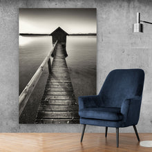 Lade das Bild in den Galerie-Viewer, Aluminiumbild Haus am See Schwarz-Weiß Hochformat
