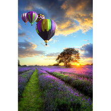 Lade das Bild in den Galerie-Viewer, Leinwandbild Heißluftballons bei Sonnenuntergang Hochformat
