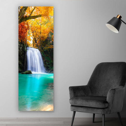 Poster Herbstwald mit Wasserfall Panorama Hoch