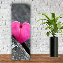 Lade das Bild in den Galerie-Viewer, Leinwandbild Herzförmige Blüte auf Holz Panorama Hoch
