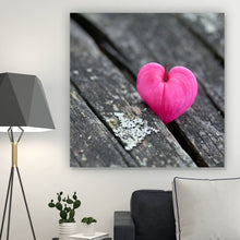 Lade das Bild in den Galerie-Viewer, Poster Herzförmige Blüte auf Holz Quadrat
