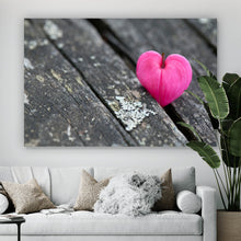 Lade das Bild in den Galerie-Viewer, Aluminiumbild Herzförmige Blüte auf Holz Querformat
