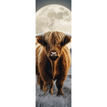 Lade das Bild in den Galerie-Viewer, Leinwandbild Highland Rind im Mondschein Panorama Hoch

