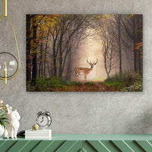 Lade das Bild in den Galerie-Viewer, Poster Hirsch in verträumten Nebelwald Querformat

