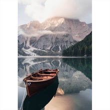 Lade das Bild in den Galerie-Viewer, Aluminiumbild gebürstet Holzboot am Bergsee Hochformat
