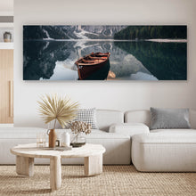 Lade das Bild in den Galerie-Viewer, Aluminiumbild gebürstet Holzboot am Bergsee Panorama
