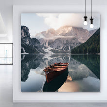Lade das Bild in den Galerie-Viewer, Aluminiumbild gebürstet Holzboot am Bergsee Quadrat
