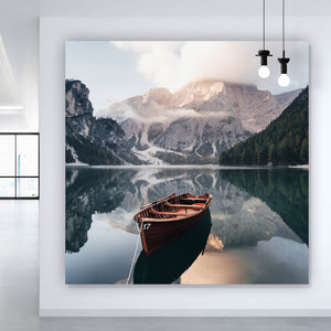 Acrylglasbild Holzboot am Bergsee Quadrat