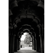 Lade das Bild in den Galerie-Viewer, Aluminiumbild Indische Kunstfotografie Schwarz Weiß Hochformat
