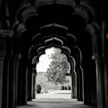 Lade das Bild in den Galerie-Viewer, Spannrahmenbild Indische Kunstfotografie Schwarz Weiß Quadrat
