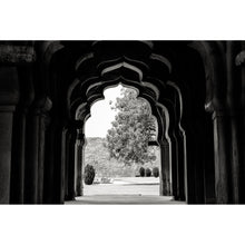 Lade das Bild in den Galerie-Viewer, Spannrahmenbild Indische Kunstfotografie Schwarz Weiß Querformat
