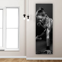 Lade das Bild in den Galerie-Viewer, Aluminiumbild gebürstet Junge Frau beim Training Panorama Hoch

