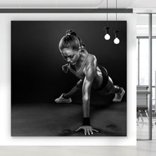 Lade das Bild in den Galerie-Viewer, Aluminiumbild gebürstet Junge Frau beim Training Quadrat
