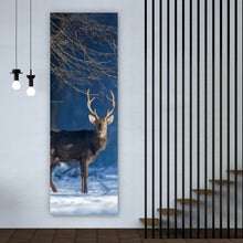 Lade das Bild in den Galerie-Viewer, Aluminiumbild Junger Rothirsch im Winterwald Panorama Hoch
