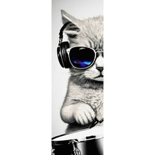 Lade das Bild in den Galerie-Viewer, Aluminiumbild gebürstet Katze am Schlagzeug Panorama Hoch
