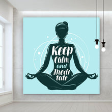 Lade das Bild in den Galerie-Viewer, Poster Keep calm and meditate Quadrat
