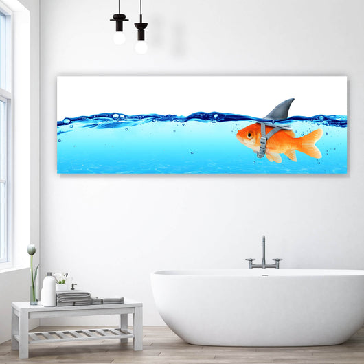 Leinwandbild Kleiner Goldfisch mit Haiflosse Panorama