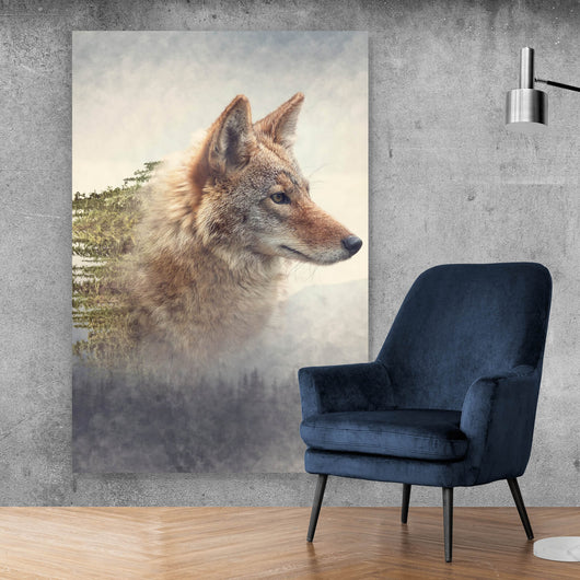 Aluminiumbild Kojote und Kiefernwald Hochformat