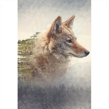 Lade das Bild in den Galerie-Viewer, Poster Kojote und Kiefernwald Hochformat
