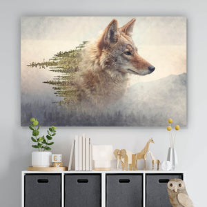 Spannrahmenbild Kojote und Kiefernwald Querformat
